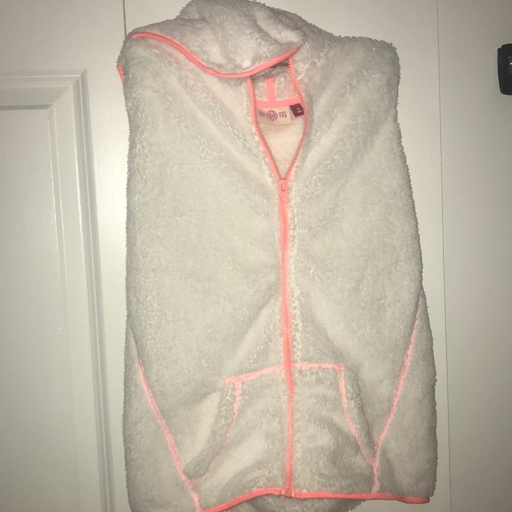 A non-sleeved zip-up jacket!!